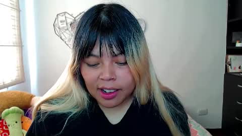 Snapshot of elymoon chatting on 12-19-25, 01:18 Ely online show from 12-19-25, 01:18