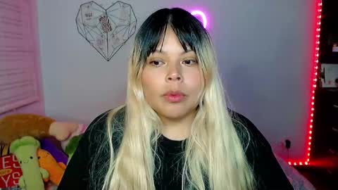 Snapshot of elymoon chatting on 12-20-25, 01:56 Ely online show from 12-20-25, 01:56