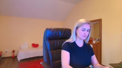 Snapshot of elysia3333 chatting on 10-28-25, 11:47 elysia3333 online show from 10-28-25, 11:47