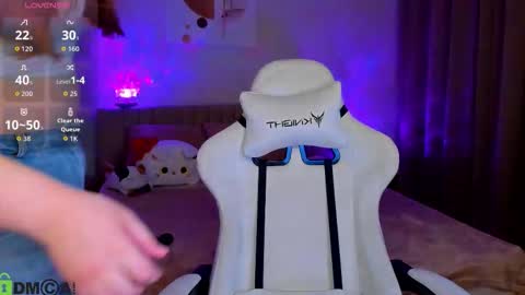 Eliza online show from 09-19-25, 04:36