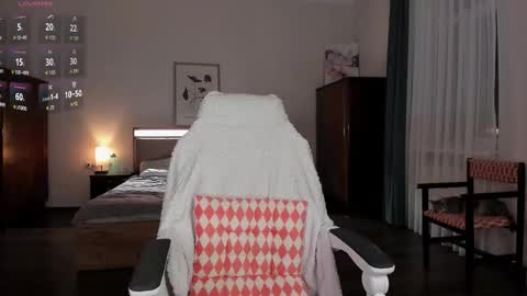 Snapshot of em_emilie chatting on 10-24-25, 03:30 Emilie online show from 10-24-25, 03:30