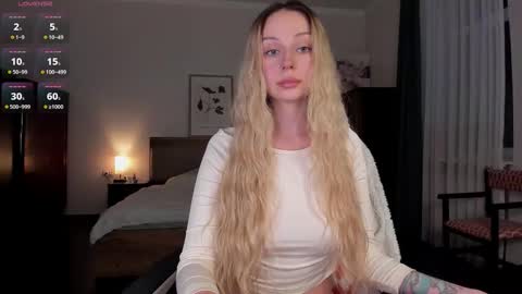 Snapshot of em_emilie chatting on 11-06-25, 04:41 Emilie online show from 11-06-25, 04:41