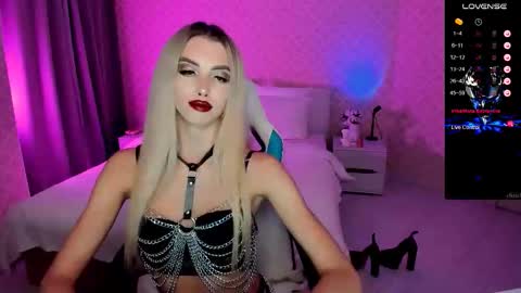 Snapshot of em_luna chatting on 09-16-25, 03:35 Emilia online show from 09-16-25, 03:35