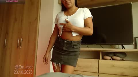 Snapshot of em_rotic chatting on 10-23-25, 08:51 Emilia online show from 10-23-25, 08:51