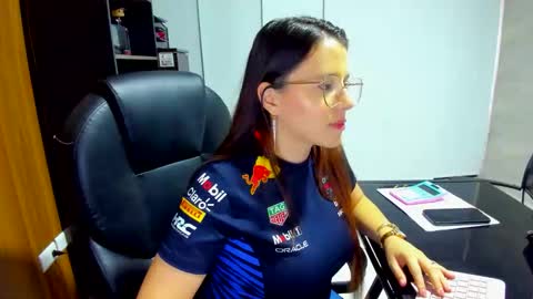 Snapshot of ema_04 chatting on 12-18-25, 09:43 Estefany Martinez Acua INSTAGRAM ema 04oficial online show from 12-18-25, 09:43