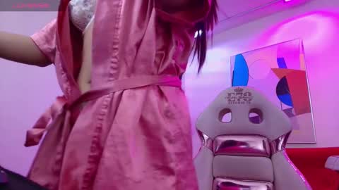 Snapshot of ema_louisx chatting on 10-19-25, 12:39 Ema louisx online show from 10-19-25, 12:39