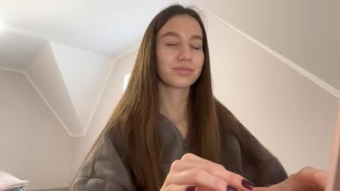 Snapshot of emberfamn chatting on 12-18-25, 12:22 Alina online show from 12-18-25, 12:22