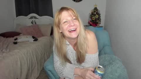 Snapshot of emberpheonixxx chatting on 12-20-24, 06:29 Ember Pheonixxx online show from 12-20-24, 06:29