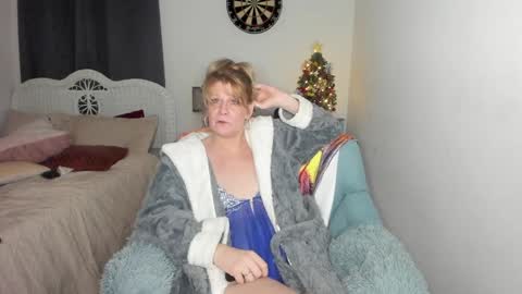 Snapshot of emberpheonixxx chatting on 12-23-24, 06:44 Ember Pheonixxx online show from 12-23-24, 06:44