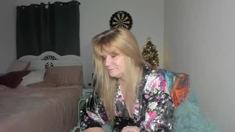 Snapshot of emberpheonixxx chatting on 12-29-24, 03:33 Ember Pheonixxx online show from 12-29-24, 03:33