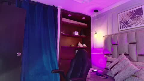 Snapshot of emelie_ch_ chatting on 12-13-24, 03:05 Emily online show from 12-13-24, 03:05