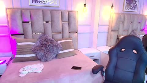 Snapshot of emelie_ch_ chatting on 01-09-25, 12:57 Emily online show from 01-09-25, 12:57