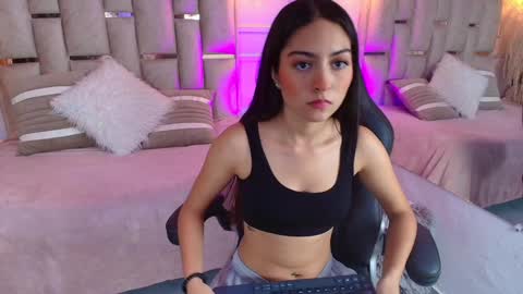 Snapshot of emelie_ch_ chatting on 01-10-25, 05:37 Emily online show from 01-10-25, 05:37