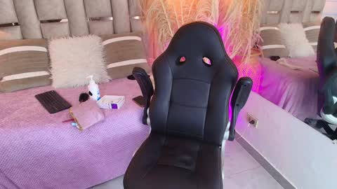 Snapshot of emelie_ch_ chatting on 01-11-25, 07:28 Emily online show from 01-11-25, 07:28