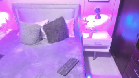 Snapshot of emelie_ch_ chatting on 01-12-25, 02:03 Emily online show from 01-12-25, 02:03