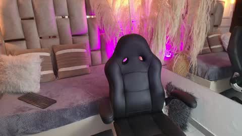 Snapshot of emelie_ch_ chatting on 01-15-25, 01:23 Emily online show from 01-15-25, 01:23