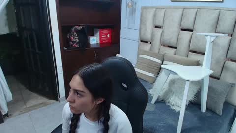 Snapshot of emelie_ch_ chatting on 01-17-25, 02:08 Emily online show from 01-17-25, 02:08