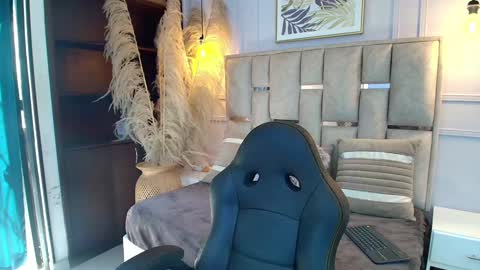 Snapshot of emelie_ch_ chatting on 01-19-25, 02:49 Emily online show from 01-19-25, 02:49