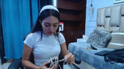 Snapshot of emelie_ch_ chatting on 01-21-25, 11:34 Emily online show from 01-21-25, 11:34