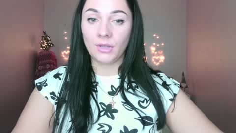 Snapshot of emelyblum chatting on 12-23-24, 02:02 Emely online show from 12-23-24, 02:02