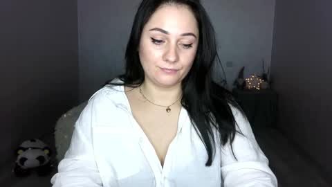 Snapshot of emelyblum chatting on 03-05-25, 05:18 Emely online show from 03-05-25, 05:18