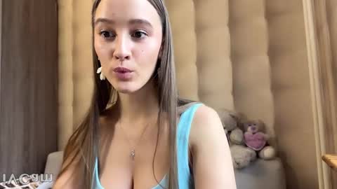 Snapshot of emi__ly chatting on 11-25-25, 08:25 emi__ly online show from 11-25-25, 08:25