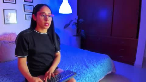 Snapshot of emi_sweet1 chatting on 02-26-26, 03:05 Emi online show from 02-26-26, 03:05