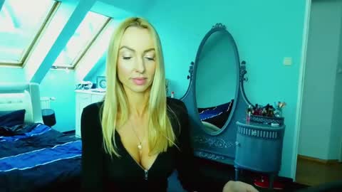 Snapshot of emilachat chatting on 01-23-25, 10:54 Emila online show from 01-23-25, 10:54