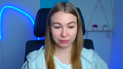 Snapshot of emilia_ilia chatting on 02-18-26, 06:31 Emilia online show from 02-18-26, 06:31