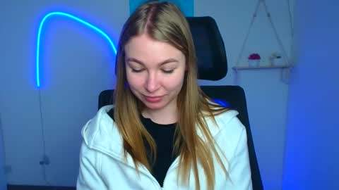 Snapshot of emilia_ilia chatting on 02-20-26, 12:27 Emilia online show from 02-20-26, 12:27