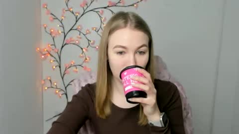 Snapshot of emilia_ilia chatting on 03-04-26, 06:30 Emilia online show from 03-04-26, 06:30