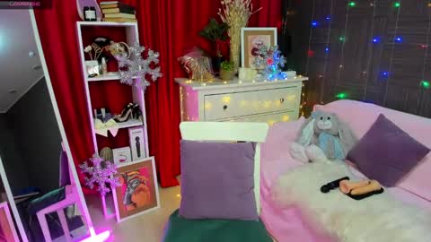 Snapshot of emiliyaqueen chatting on 12-12-24, 02:04 Emiliya online show from 12-12-24, 02:04