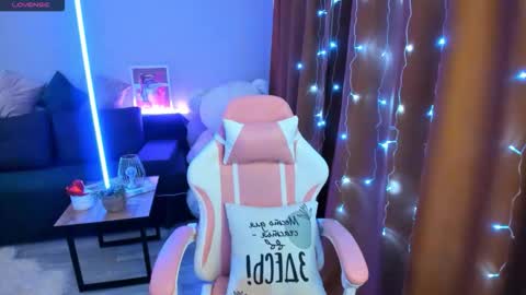 Snapshot of emiliyaqueen chatting on 12-15-25, 02:27 Emiliya online show from 12-15-25, 02:27