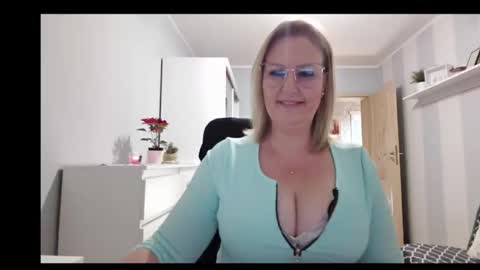 EmillyLove online show from 12-19-25, 09:16