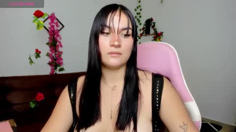 Snapshot of emily_coraline chatting on 02-19-25, 03:27 Emily online show from 02-19-25, 03:27