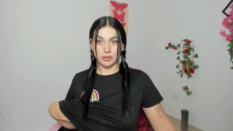 Snapshot of emily_coraline chatting on 09-30-25, 02:33 Emily online show from 09-30-25, 02:33