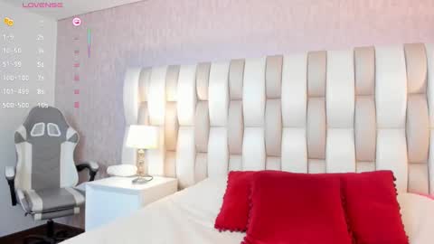 Snapshot of emily_hill___ chatting on 02-19-25, 04:12 EMILY Monday 5-2 am From Tuesday to Friday5-1 am Colombia time online show from 02-19-25, 04:12