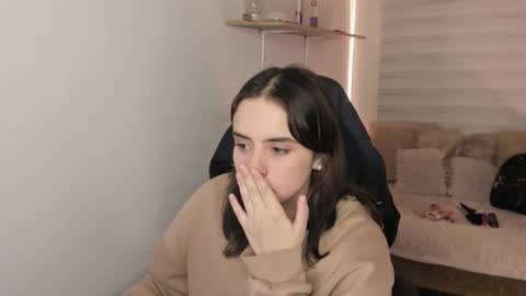 Snapshot of emily_lindey chatting on 10-19-25, 03:18 emily_lindey online show from 10-19-25, 03:18