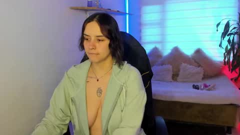 Snapshot of emily_lindey chatting on 10-26-25, 07:09 emily_lindey online show from 10-26-25, 07:09