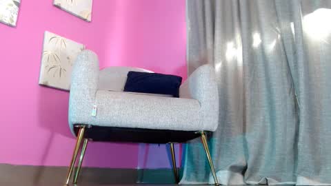 Snapshot of emily_oxx chatting on 02-17-26, 07:20 Emily online show from 02-17-26, 07:20