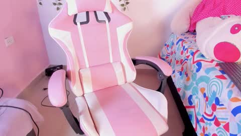 Snapshot of emily_restrepoo chatting on 10-11-25, 06:12 Emily online show from 10-11-25, 06:12