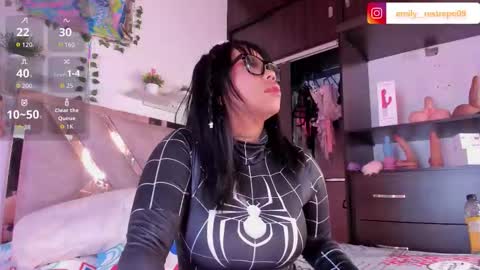 Snapshot of emily_restrepoo chatting on 10-22-25, 06:13 Emily online show from 10-22-25, 06:13