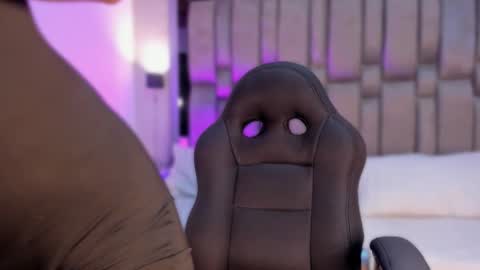 Snapshot of emilycristal chatting on 10-12-25, 07:57 Emily online show from 10-12-25, 07:57