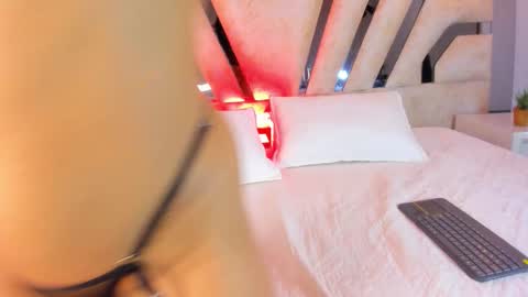 Snapshot of emilycristal chatting on 11-18-25, 08:13 Emily online show from 11-18-25, 08:13