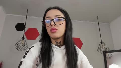 Snapshot of emilydaft chatting on 12-21-24, 09:04 fari online show from 12-21-24, 09:04