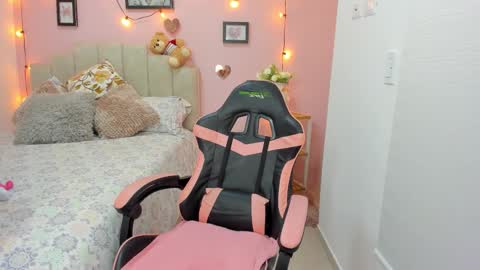 Snapshot of emilyharrix chatting on 11-15-25, 10:37 Emily online show from 11-15-25, 10:37