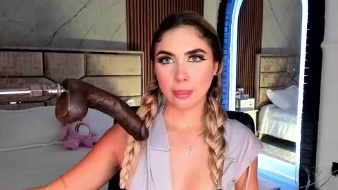 Emily Hendrix online show from 10-08-25, 07:22