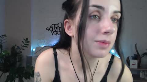 Emyli online show from 03-10-25, 01:23