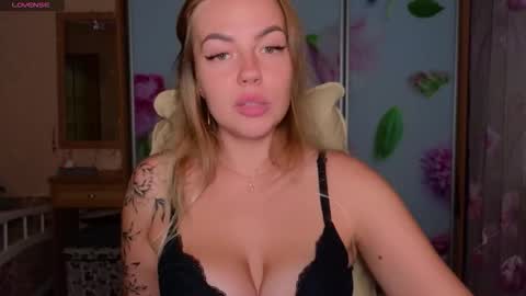 Snapshot of emilyrobbie chatting on 09-20-25, 05:25 Emily Robbie online show from 09-20-25, 05:25