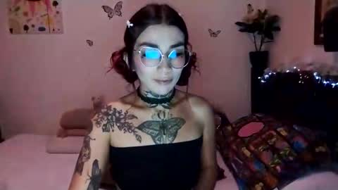 Snapshot of emilywhitee_ chatting on 12-04-24, 02:53 Valentina independent model online show from 12-04-24, 02:53